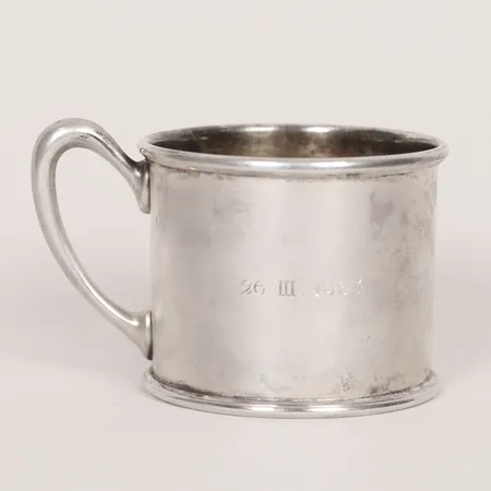 Mugg höjd 5,5cm, Ø65mm, förgylld insida, gravyr, finska stämplar, år 1963, bruksslitage, silver 813/1000. Vikt: 83 g