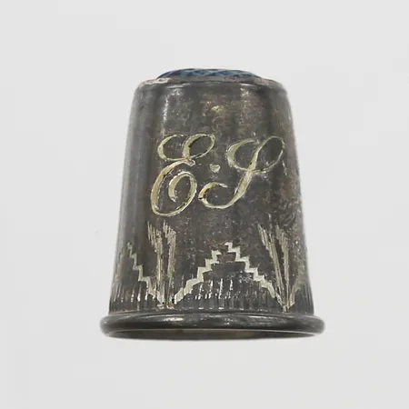 Fingerborg höjd 19mm, bredd 11-17mm, monogramgravyr, Lundqvist AB Bröderna, Falun år 1953, silver 830/1000. Vikt: 2,4 g
