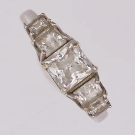 Ring med princesslipade vita stenar, stl:19 GHA 18K Vikt: 4,2 g