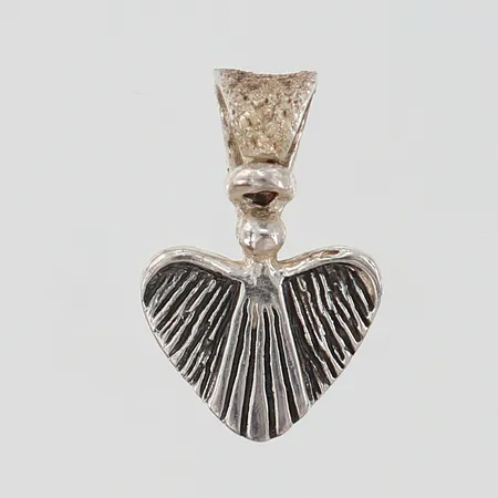 Hänge ängel med dekor i relief 16,6mm, bredd 10,6mm, silver 925/1000 Vikt: 1,3 g