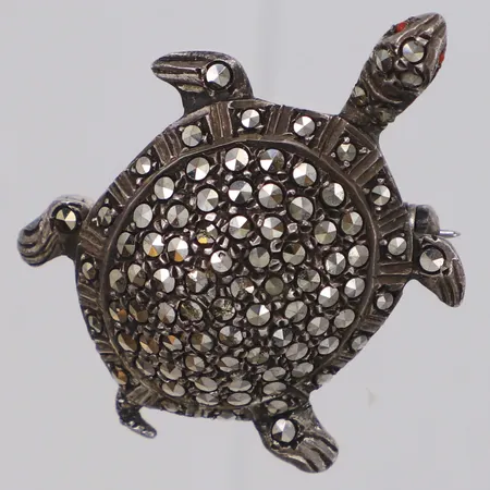 Brosch sköldpadda med röda stenar och markasiter mått ca 30 x 40mm, importstämplad, 830/1000 silver Vikt: 12,7 g