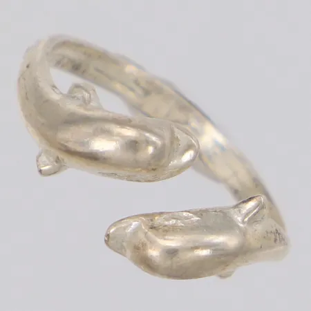 Ring med delfiner, stl:18, bredd 9,2mm, 925/1000 silver Vikt: 3,1 g