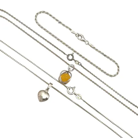 Silversmycken halskedjor hängen & armband, halskedjor längd 39 resp. 41,5 cm, armband Cordell längd 17,5 cm, hänge med orange klot, längd inkl. ögla 19 mm, fint normalt använt skick Vikt: 9,4 g