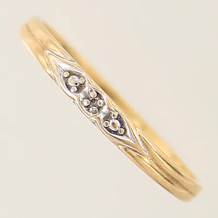 Ring med vit sten Guldfynd stl:18¼ bredd 1,4-2,4mm, tvåfärgad 18K Vikt: 1,3 g