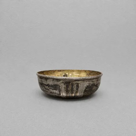 Skål ca Ø15cm höjd 4,5cm, gravyr. 830/1000 silver Vikt: 232,8 g