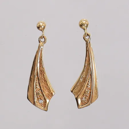 Örhängen med 8/8-slipade diamanter 2xca0,005ct, längd 28mm bredd 1,6-9mm. 18K Vikt: 3,9 g