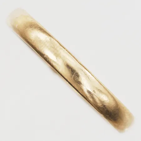 Ring slät stl: 21½, gravyr, ostämplad, slitage, 18K.  Vikt: 4,2 g
