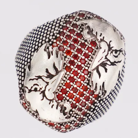 Ring med örnar samt röda stenar stl:18½, bredd 25,4mm, silver 925/1000 Vikt: 9,6 g