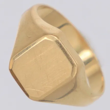 Klackring stl:19¾, bredd 12,2mm, repor, 18K  Vikt: 4,4 g