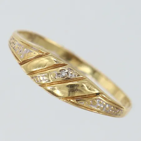 Ring med mönsterdekor samt vit sten stl:17½, bredd 4,6mm, skev, 18K Vikt: 0,8 g