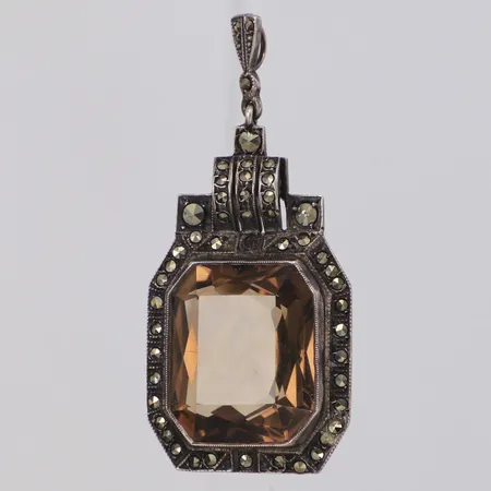 Hänge med rökkvarts och markasiter mått 49 x 22mm, importstämplad, 830/1000 silver Vikt: 8,8 g