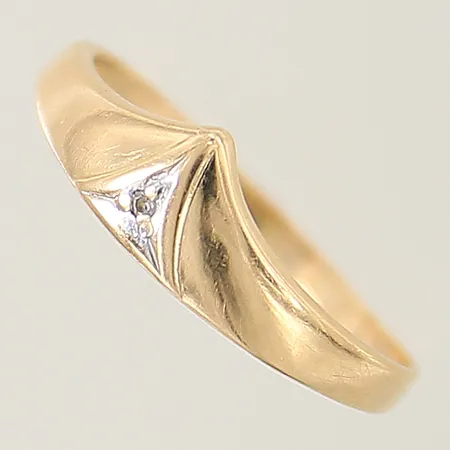 Ring med diamant ca 0,005ct stl:16¼ bredd:1,5-6mm, något skev, 18K Vikt: 1 g