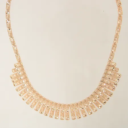 Collier halvstelt med mönstrad dekor längd 42,5cm bredd 4,4-19mm 18K Vikt: 32,1 g