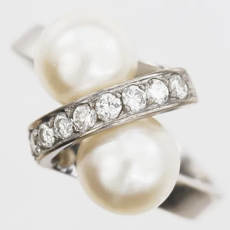 Ring med odlade saltvattenpärlor Ø7mm, samt diamanter 8x ca 0,03ct, stl 17¼, bredd 3-13mm, Hovjuvelerare Gunnar Fahlström AB, Stockholm år 1983, vitguld,18K Vikt: 0 g