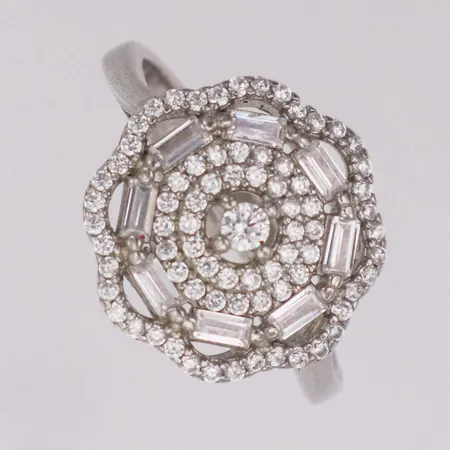 Ring med vita stenar stl:18½ bredd 16,1mm, skev silver 925/1000 Vikt: 3,8 g