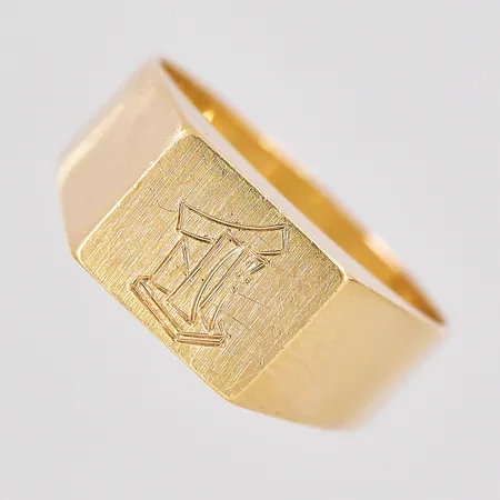 Klackring monogram stl:16 bredd 7,3mm graverad 18K Vikt: 4,5 g