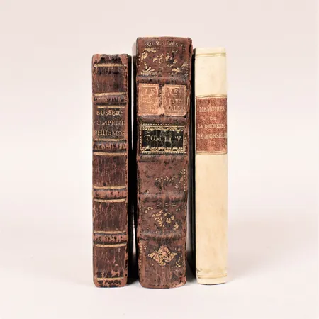 Tre böcker: "Memoires De Madame La Duchesse De Morsheim, ou suite des memoires  Du Vicomte de Barjac", "Lettres récréatives et morales sur les moeurs du temps" av Louis-Antoine Marquis de Caraccioli, tredje upplagan, "Compendium philosophiae moralis in ulfum studiosae juvenutis confcriptum" av Johannes Busfer, exlibris. Samtliga med mindre skador, ej fullständigt genomgångna. 