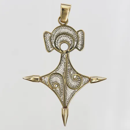 Hänge med genombruten dekor längd 7cm, bredd 6-48mm, ostämplad, 18K. Vikt: 13,4 g