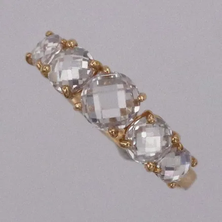 Ring med fasettslipade kubic zirkonia stl:19¾ bredd 6mm, Albrekts Guld 18K Vikt: 2,1 g