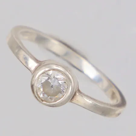 Ring med vit sten stl:15¾, bredd 6mm, 925/1000 silver Vikt: 1,7 g