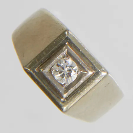 Ring med diamant 1xca 0,16ct, stl:16½, bredd 2,5-8,5mm, har storleksändrats, 18K 5,5g Vikt: 5,5 g