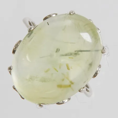 Ring med prehnit, stl:18, bredd 2,5-21mm, 925/1000 silver Vikt: 5,9g Vikt: 5,9 g