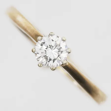 Ring med diamant 0,33ctv enligt gravyr stl 16¼, bredd 2-5mm, 9K.  Vikt: 1,8 g