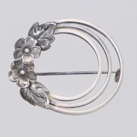 Brosch med floral dekor, Ø ca 39mm, Harbeck Wilhelm Stockholm år 1945, 830/1000 silver Vikt: 6,7 g