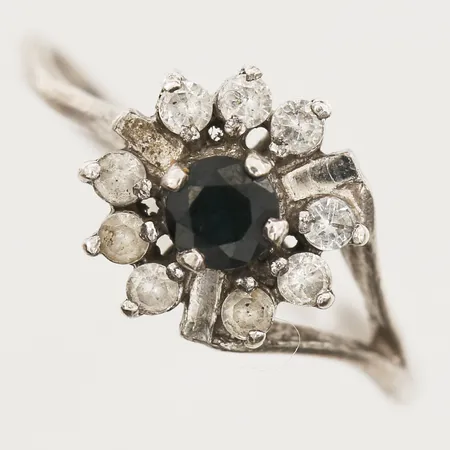 Ring med vita stenar och syntetisk blå sten, stl 17¼, bredd 10mm, bruksslitage, silver 925/1000 Vikt: 1,9 g