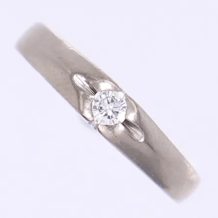 Ring med diamant 1x ca 0,16ct stl:20¼, bredd 2-4mm, sliten, slita stämplar, vitguld 18K Vikt: 5,1 g