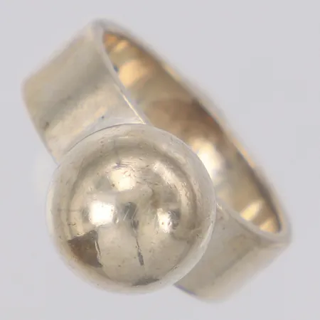 Ring med kuldekor stl:15¼, bredd 10mm, 925/1000 silver Vikt: 5,3 g