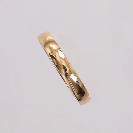 Ring slät stl:16¾, bredd ca 3,1mm, gravyr, 18K Vikt: 2,3 g