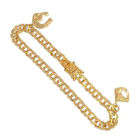Armband Bismarck med två berlocker i 18K guld, Ceson Guldvaru Ab (K&EC), Göteborg, svensk kontrollstämpel, längd knäppt 17,5 cm, bredd 5,3 mm, berlocker med varierande mått, fint skick Vikt: 11,3 g