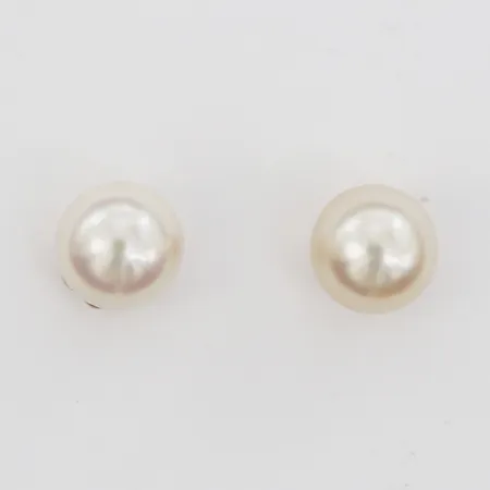 Örhängen med pärlor Ø6mm, ena med spår av limrester, 14K. Vikt: 1,2 g
