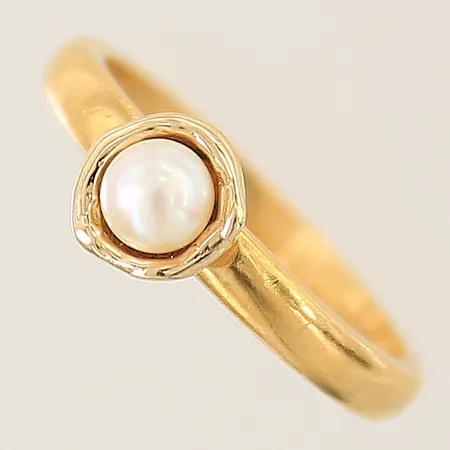 Ring med odlad pärla stl:16¾ bredd:3-7mm infattning i 18K, gravyr, skena i 23K Vikt: 4,7 g