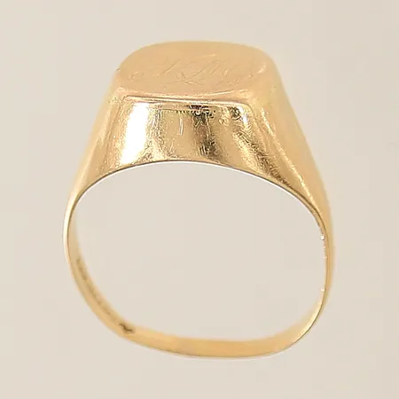 Klackring med monogram stl:20¼ bredd 3,3-16,7mm, bucklig, skev 18K Vikt: 6,6 g