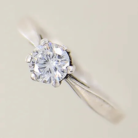 Ring med vit sten stl:17¾ bredd:2-6mm, sten med nagg, silver 925/1000 Vikt: 1,9 g