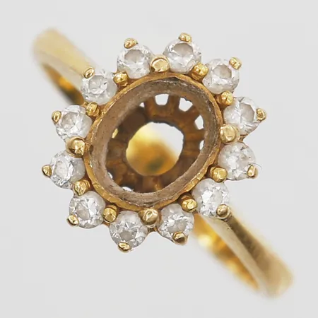 Ring med vita stenar, stl 17, bredd 2-13mm, mittsten saknas, 21,6K guld. Vikt: 3,9 g
