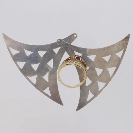 Ring med röda samt vita stenar, sten saknas, 1 par delar av örhängen, böjda, skadade spetsar på örhängen, 925/1000 silver Vikt: 16,3 g