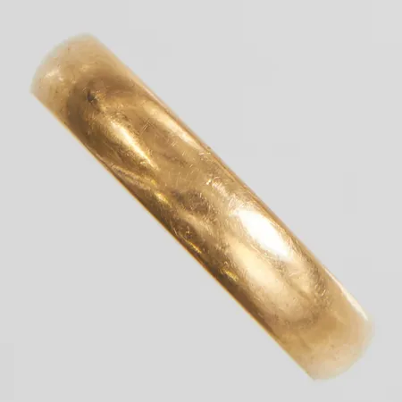 Ring slät Schalins stl:16¾, bredd 4mm, gravyr, 18K Vikt: 4,5g Vikt: 4,5 g