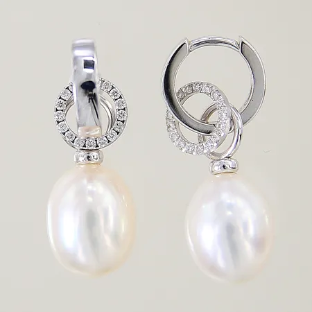 Ett par örhängen med diamanter 34 x ca 0,005ct samt odlade pärlor 20x10mm vitguld 18K Vikt: 6,9 g