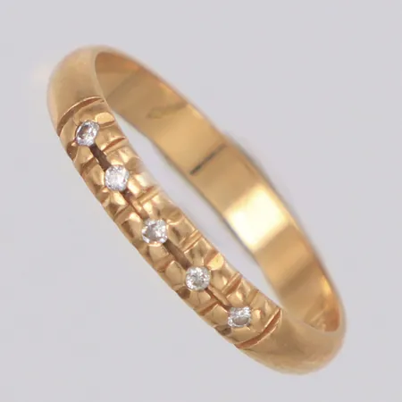 Ring med diamanter 5 x ca 0,01ct, stl:17½, bredd 3mm, 18K Vikt: 2,1 g