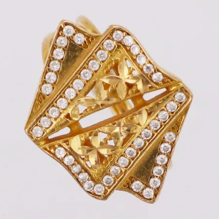 Ring med vita stenar stl: 18, bredd 16,6mm, 21K Vikt: 5,5 g