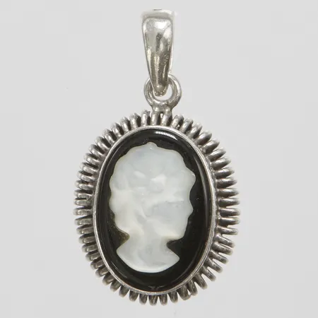 Hänge onyx och pärlemor kamé, längd 26mm, 925/1000 silver Vikt: 1,9g Vikt: 1,9 g