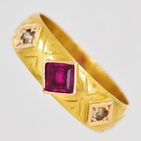 Ring stl:17¼ naggade stenar 21K Vikt: 5,2 g