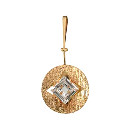 Hänge 18K guld ARVO SAARELA Bergkristall 10x10 mm, hängets längd inkl. ögla 49 mm, bredd 23 mm, tillverkarstämpel AMS Enköping (ej årtalsstämpel), fint skick, sten utan anmärkning Vikt: 5,1 g