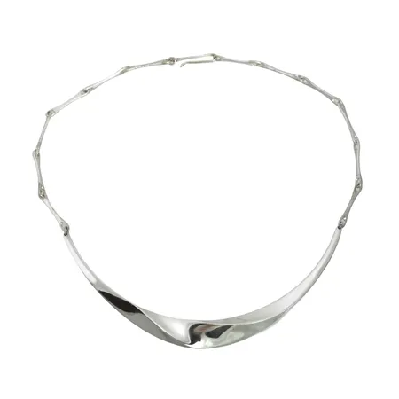 Collier LAPPONIA Finland silver 925/1000, oidentifierad design, längd 37,5 cm, integrerat hänge/dekor (bredd 11,5 cm, längd ca. 50 mm), sannolikt tillverkad 2003 (årtalsstämpel B9), fint skick Vikt: 27,4 g