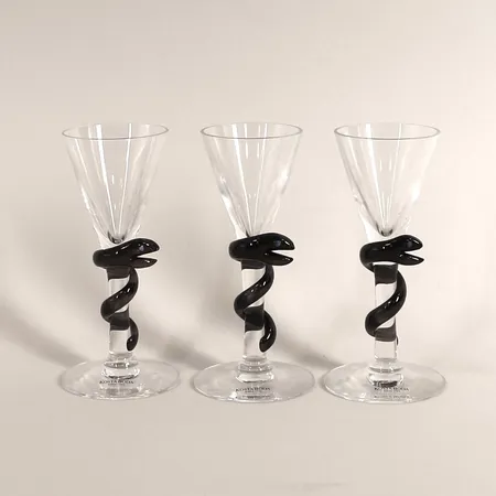 Tre Snapsglas "Cleopatra", Ulrica Hydman Vallien för Kosta Boda, klart och mörklila glas, höjd 14cm, numrerade, signerade. Skickas med postpaket.