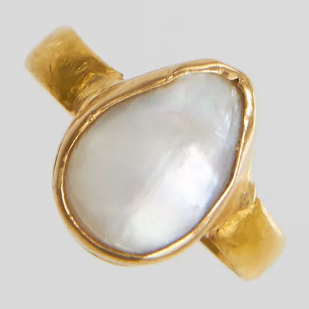 Ring med mabépärla, stl:15¼, bredd 3-12mm, skena i 23K, fattning i 18K Brv: 3,3g Vikt: 3,3 g