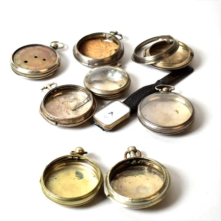 2 st Fickursfodral koppar/nickel. 6st Fickursfodral silver, varav 2 med glas och 1 med urtavla samt 1 armbandsur silver med läderband, total bruttovikt 231 gram. Skickas med postpaket.